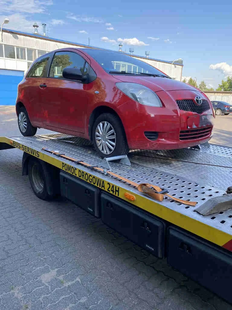 Holowanie z OC sprawcy - laweta transportuje uszkodzony samochód po kolizji drogowej