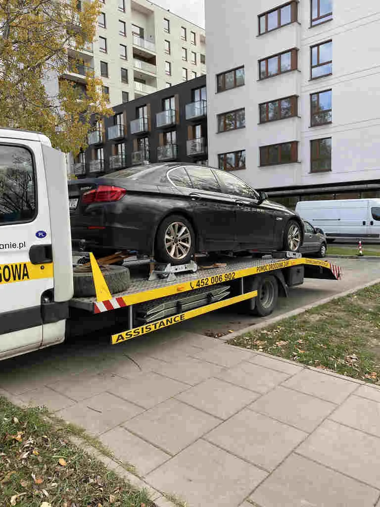 Pomoc drogowa Warszawa - autolaweta TanieLawetowanie.pl gotowa do wyjazdu