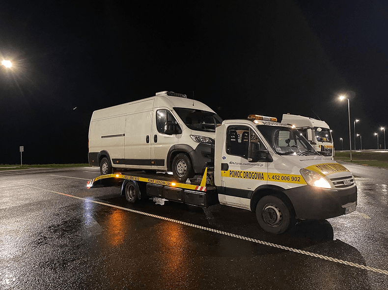 Pomoc drogowa Warszawa – laweta i holowanie dostępne 24/7 w całej Warszawie i okolicach